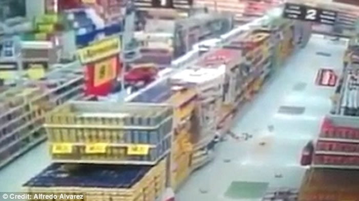 墨西哥某超市货架上的商品无缘无故散落地上,疑似被“鬼魂”控制