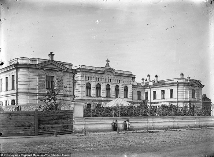 俄罗斯学者开始着手解密20世纪许多老照片上频繁出现的神秘女子