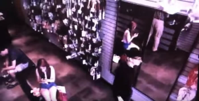 灵异:黑衣男子经过镜子前竟没反射到他的身影