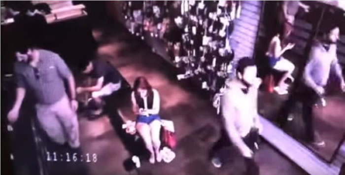 灵异:黑衣男子经过镜子前竟没反射到他的身影