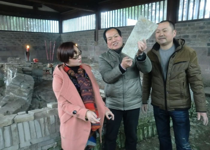 相关人员仔细检视该古墓砖。