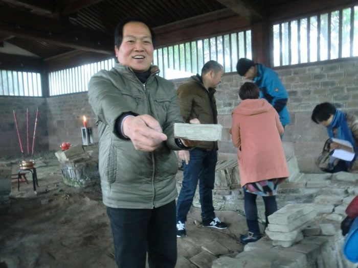 专家对发现古墓砖一事表示振奋。