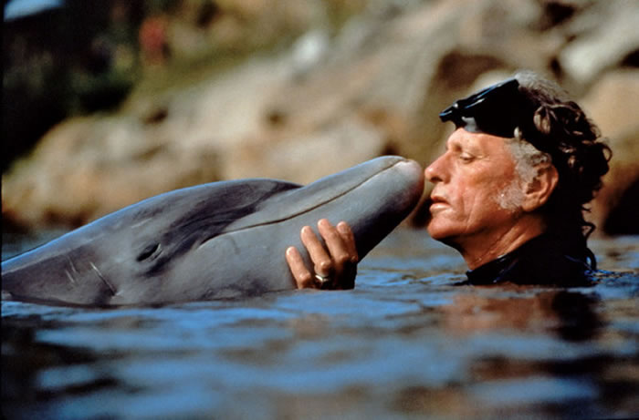 瑞克・欧贝瑞(Ric O’Barry)花了十年建造海豚表演产业,再用尽下半辈子摧毁亲手犯的错。