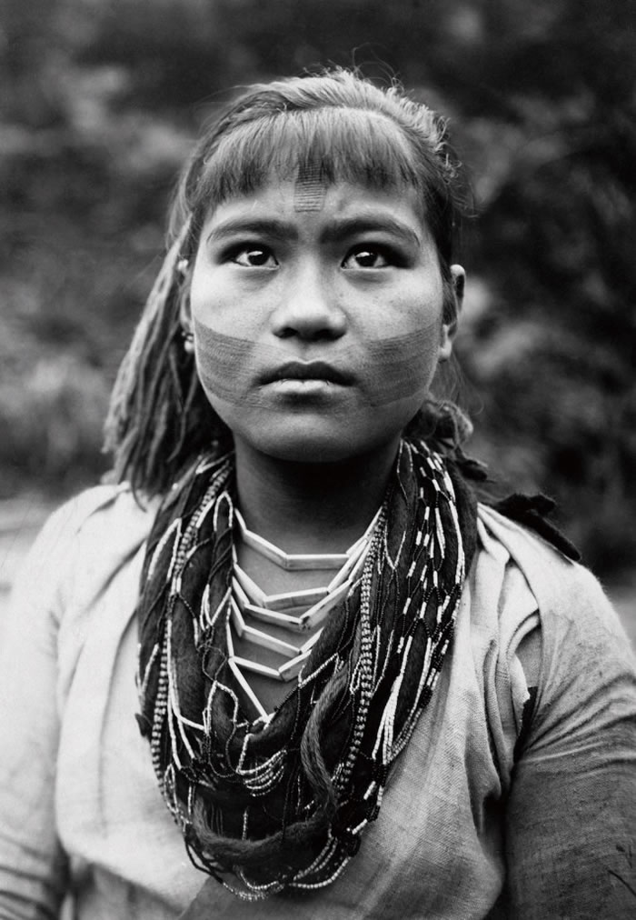 传统理论上,南岛语系的原乡就是台湾,泛泰雅系为台湾原住民之一。图为泛泰雅系的赛德克族toda群的女子。泰雅族的文面可作为泰雅族本身与