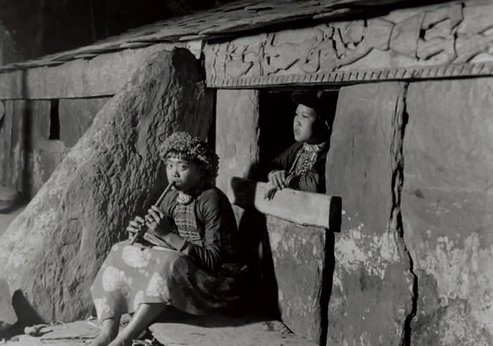 照片中的排湾族女孩正聆听着追求者吹奏的乐声。台湾排湾族男女孩一到18岁适婚年龄就可公开交际,寻找另一半。但台湾原住民是南岛语系的起源地吗?理查斯教授可不这么认为