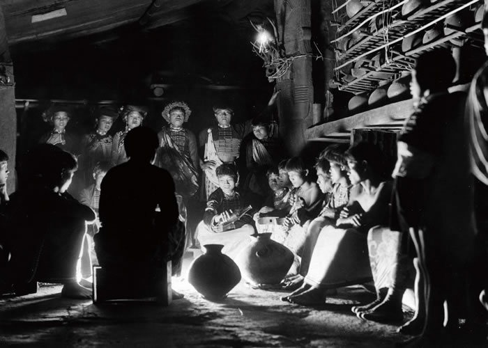 属于南岛语系的台湾南岛语群,可再细分为排湾语群、泰雅语群及邹语群。而隶属排湾语群中的排湾族就有严格的阶级制度,图中情景即为排湾族贵族家屋中的聚会。 PHOTOG