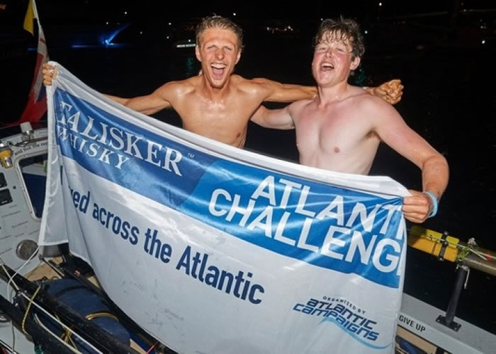 赖特(左)与格拉斯禾菲打破世界纪录。