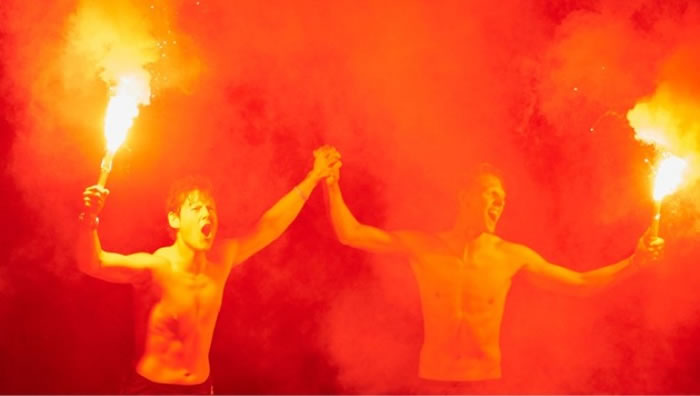 两人登岸后非常兴奋。