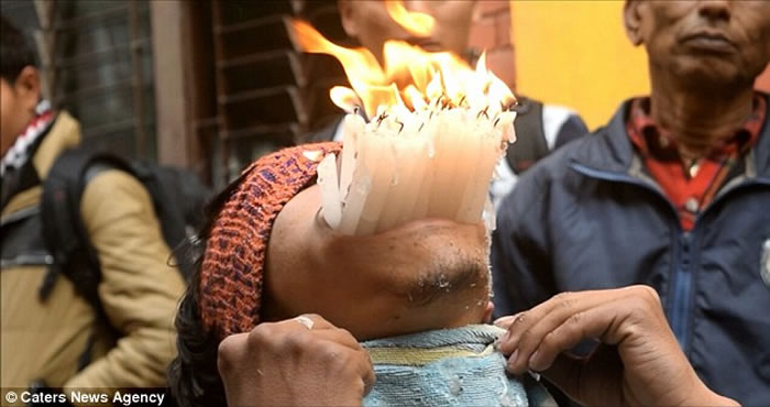 32支蜡烛也塞进嘴巴,并正在燃烧。