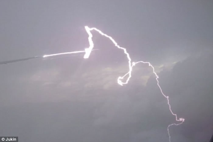 ���������������Ŀͻ��˿Ͳ�׽��������зɻ�һ˲��