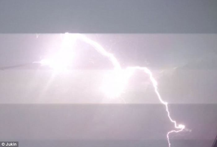 ���������������Ŀͻ��˿Ͳ�׽��������зɻ�һ˲��