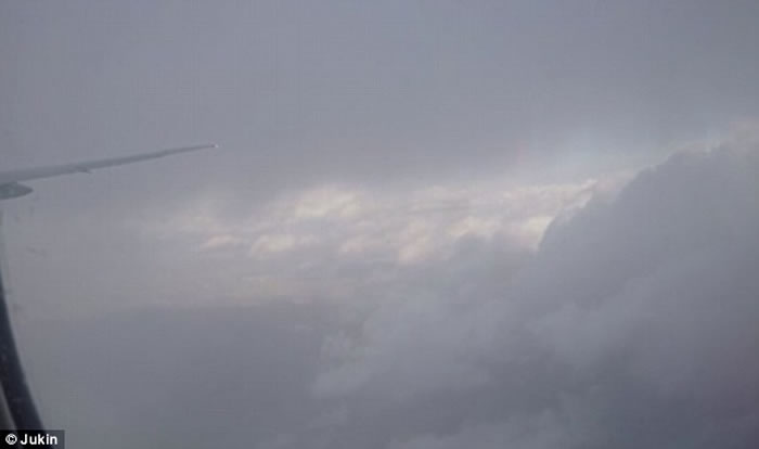 ���������������Ŀͻ��˿Ͳ�׽��������зɻ�һ˲��