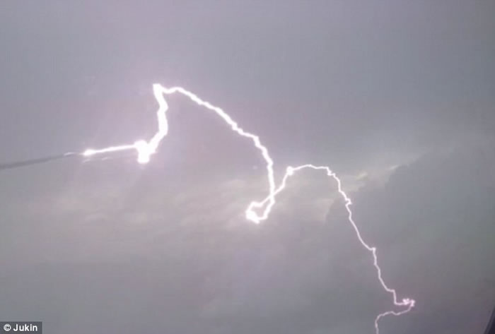 ���������������Ŀͻ��˿Ͳ�׽��������зɻ�һ˲��