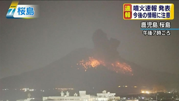 火山爆发的一刻。