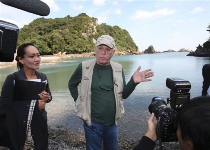 奥巴里(中)为海豚保育的志士,曾多次前赴日本反对捕猎海豚。