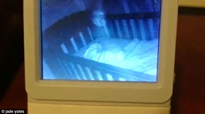 澳洲妇人打开婴儿监视器惊见鬼婴穿越BB床