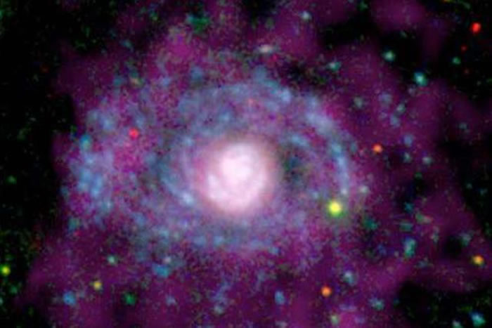 天文学家对遥远星系NGC4625的十五个外界区域的一氧化碳（这是一种明亮的示踪气体）的观测结果进行了分析