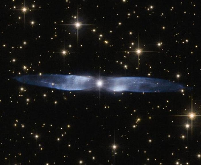 这是哈勃太空望远镜拍摄的行星状星云Hen 2-437,它具有绚丽的双极结构。
