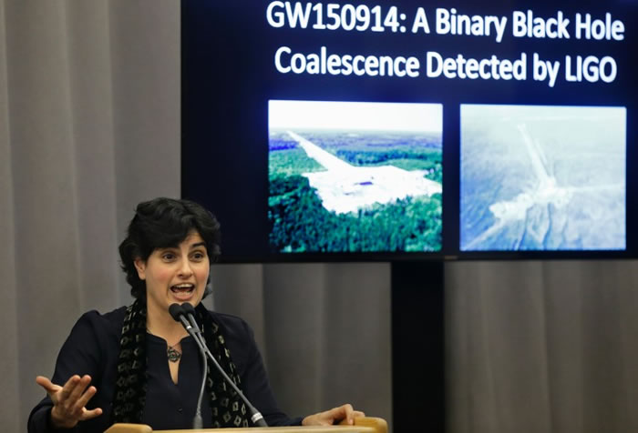 LIGO的科学家召开发布会,宣布这项物理学的重大发现。