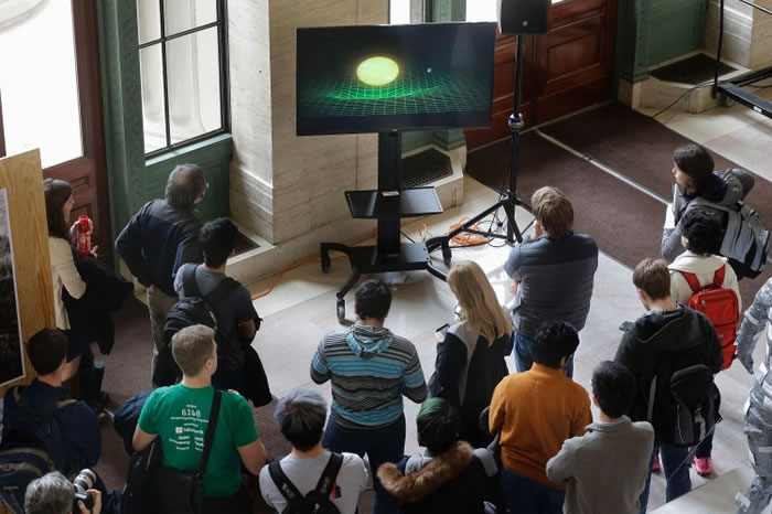 发布会上,众人留心聆听引力波的介绍。