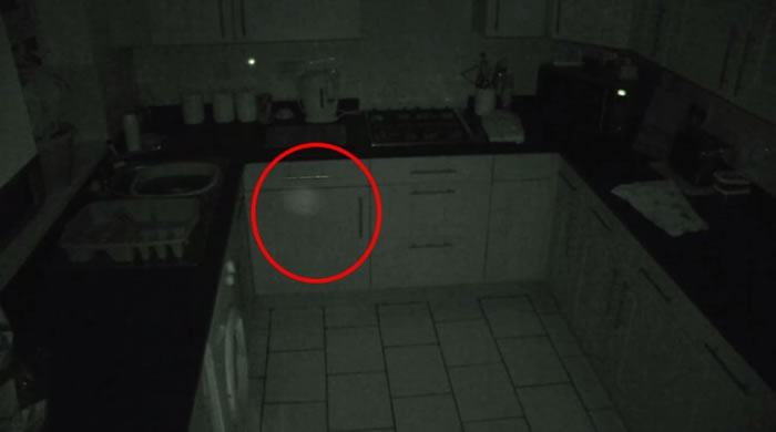 画面中经常有不知名的光球(红圈)快速浮动。