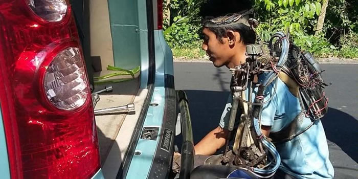 未来战士?印尼男子Wayan Sutawan因中风左手臂瘫痪 用废铁做出钢铁左手