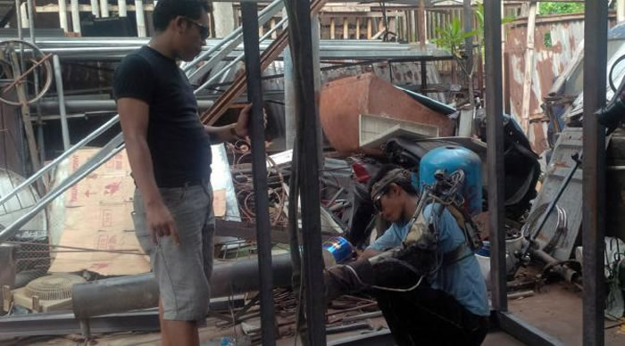 未来战士?印尼男子Wayan Sutawan因中风左手臂瘫痪 用废铁做出钢铁左手