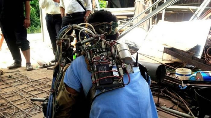 未来战士?印尼男子Wayan Sutawan因中风左手臂瘫痪 用废铁做出钢铁左手