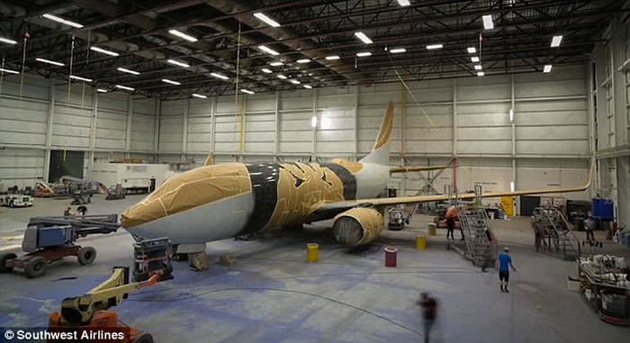视频展示美国西南航空公司工作人员给波音737“密苏里1号”上漆全过程