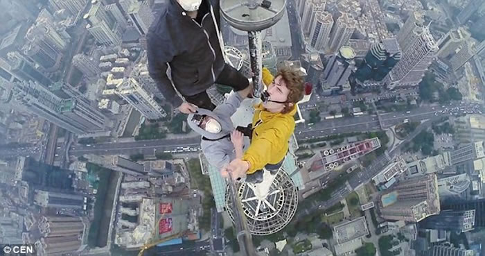 ����˹С��Vitaly Raskalov�ͻ��ͽ�������ϸߴ�383�׵��й��������˹㳡������