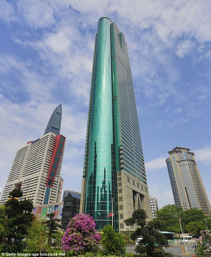 ����˹С��Vitaly Raskalov�ͻ��ͽ�������ϸߴ�383�׵��й��������˹㳡������