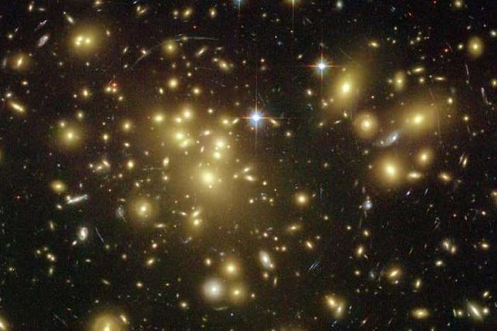 �����о���ʱ�����ʼ�������ը����ʮ�������ң�ּ�ڽ����ϵ�Ż����º����γɵ�����