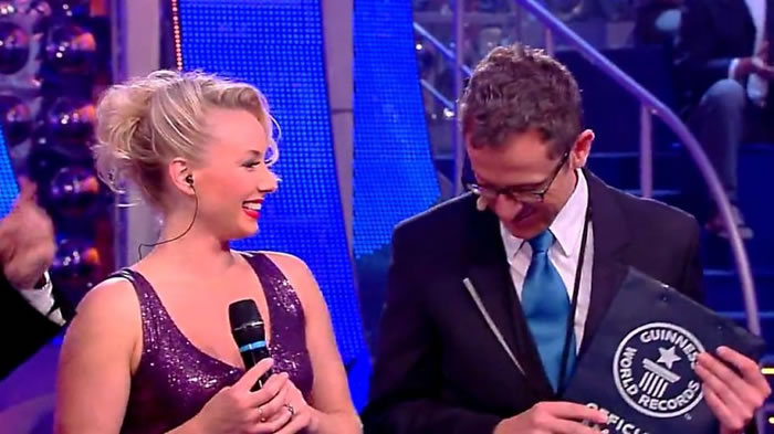 舒路士顿(左)接过刷新世界纪录的证书。