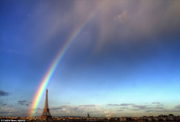 虽然天空满布乌云,但彩虹仍然清晰可见。