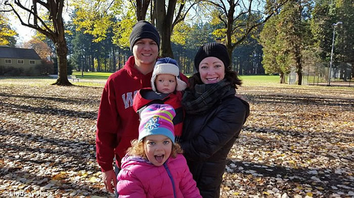 美国妇女在意式餐厅享用蛤蛎大餐,意外吃出罕见紫珍珠