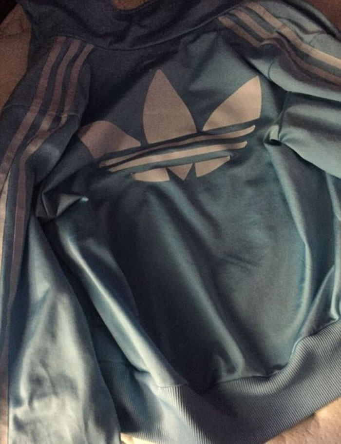 网民对这外套的颜色各有说法。