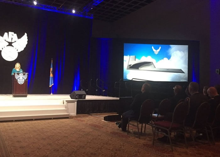 詹姆斯(图左)于研讨会上公布B-21轰炸机的设计图。