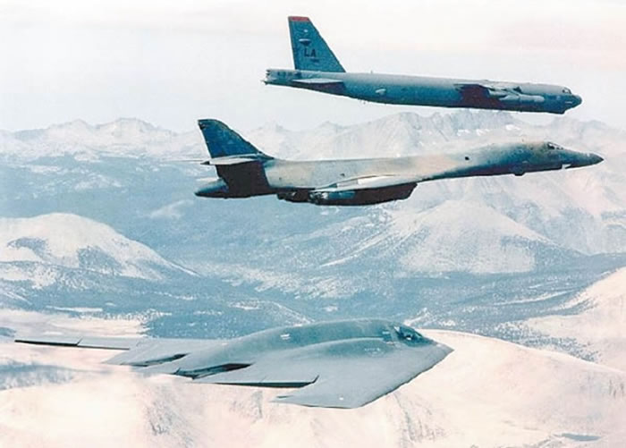 B-21预料会逐步取代现时的轰炸机。图为(上起)美军B-52H、B-1B及B-2轰炸机。