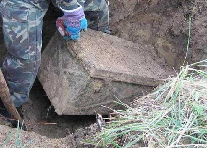 被发现的行李箱外表完好,有如一个保存物品的时间囊。