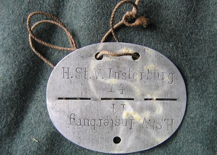 此个刻有疑似物主名字的金属牌,或成追寻物主的线索。