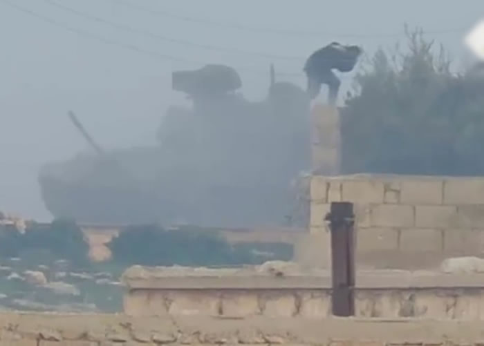 一名政府军士兵爬出坦克逃生。