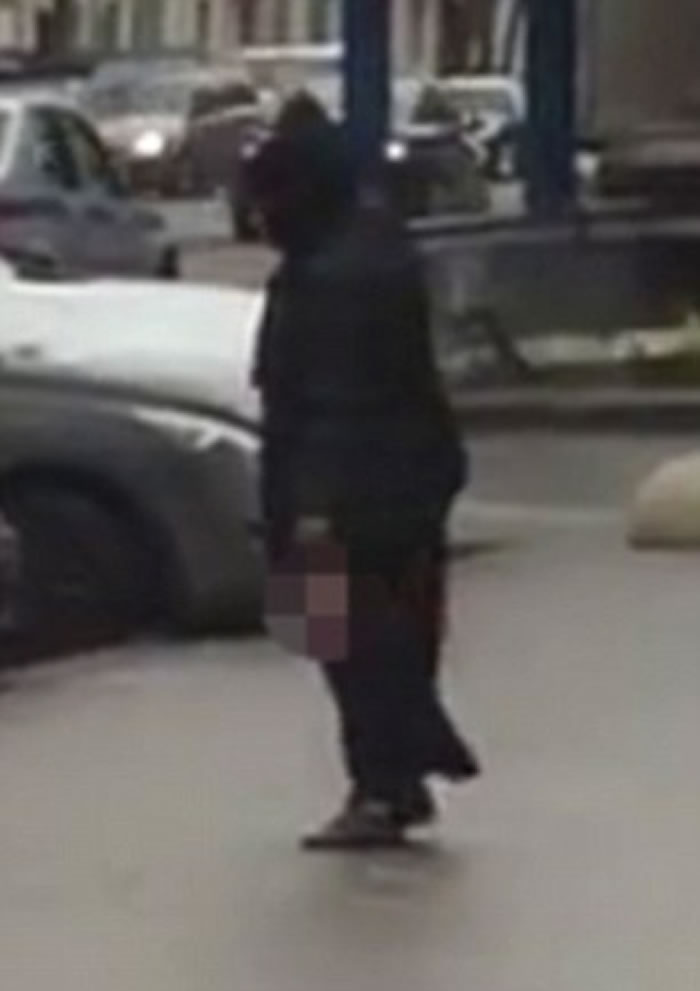 俄罗斯莫斯科街头恐怖一幕:黑衣女子提着小孩人头嘴巴里还喊着“真主至上”