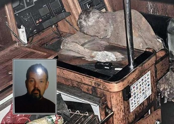 巴若拉特(图)的遗体已变成木乃伊,还保留着生前的姿势。