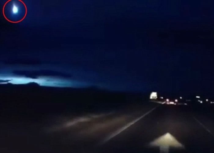 苏格兰天空惊现蓝光大火球 警方调查后相信是火流星