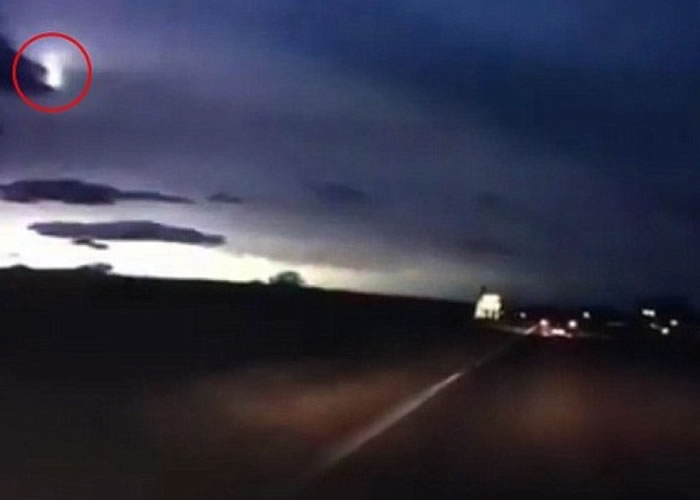 苏格兰天空惊现蓝光大火球 警方调查后相信是火流星