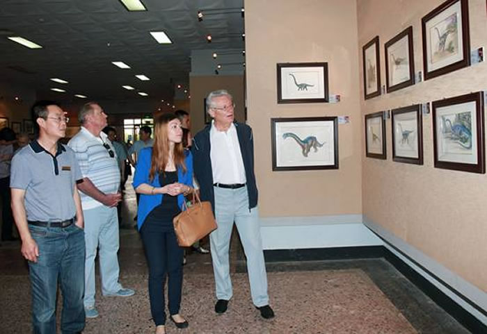 万一馆长陪同摩尔多瓦前总统参观恐龙画展