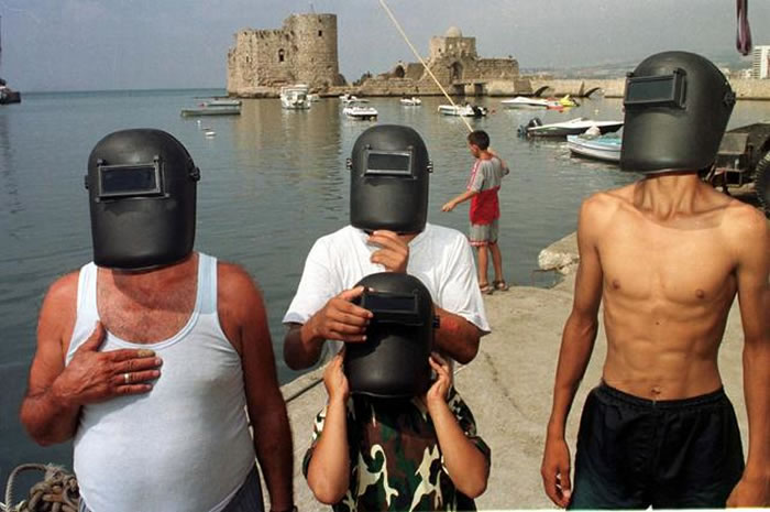 欣赏日偏食一定要保护好眼睛,可以使用电焊工护目镜。