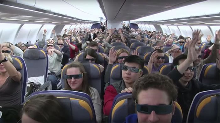 欣赏日食一定要用专门的观测工具,即使你是坐飞机观测。