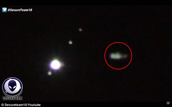 UFO爱好者声称在木星方向拍到“星际母舰”。图像是在后花园用长镜头佳能650D相机拍摄。