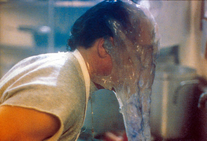 在1988年的电影《幽浮魔点》中如变形虫般的有机体在加州小镇中大开杀戒,吞噬人类。 / Photograph by Moviestore collection